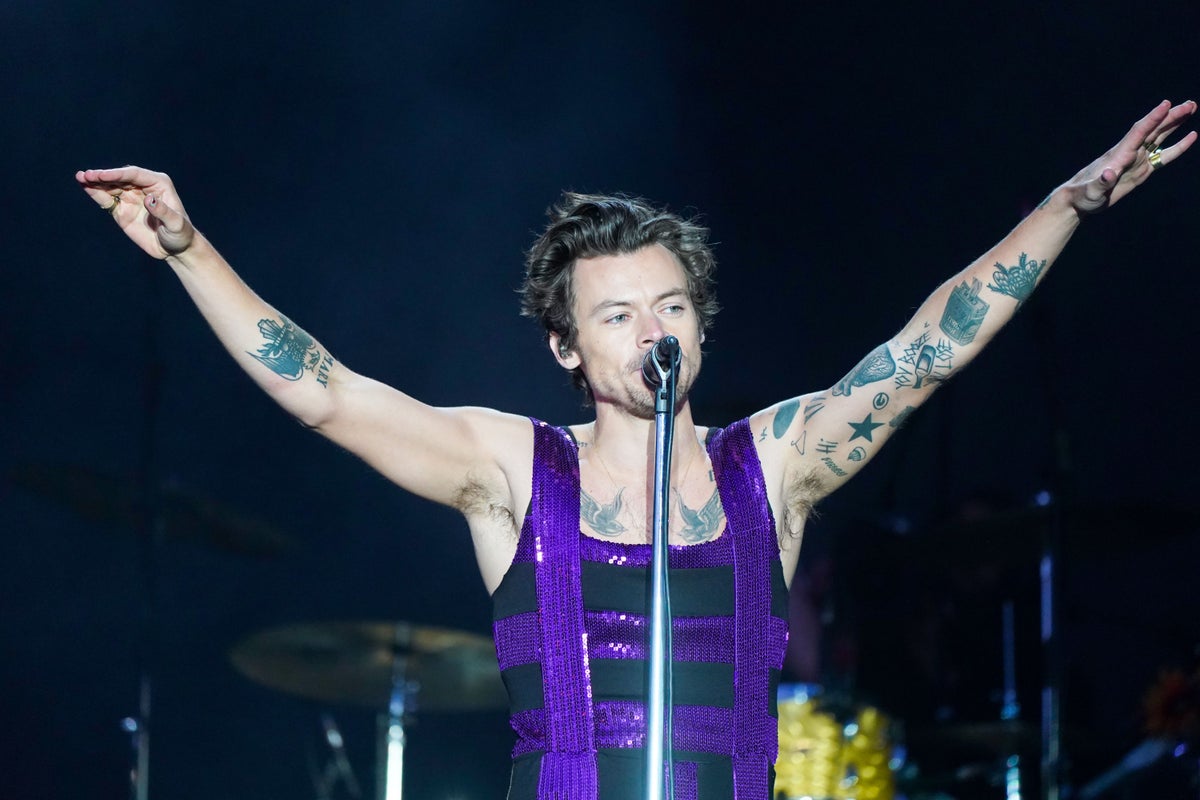 harry-styles-unveils-new-fashion-collaboration-with-gucci-–-yahoo-news