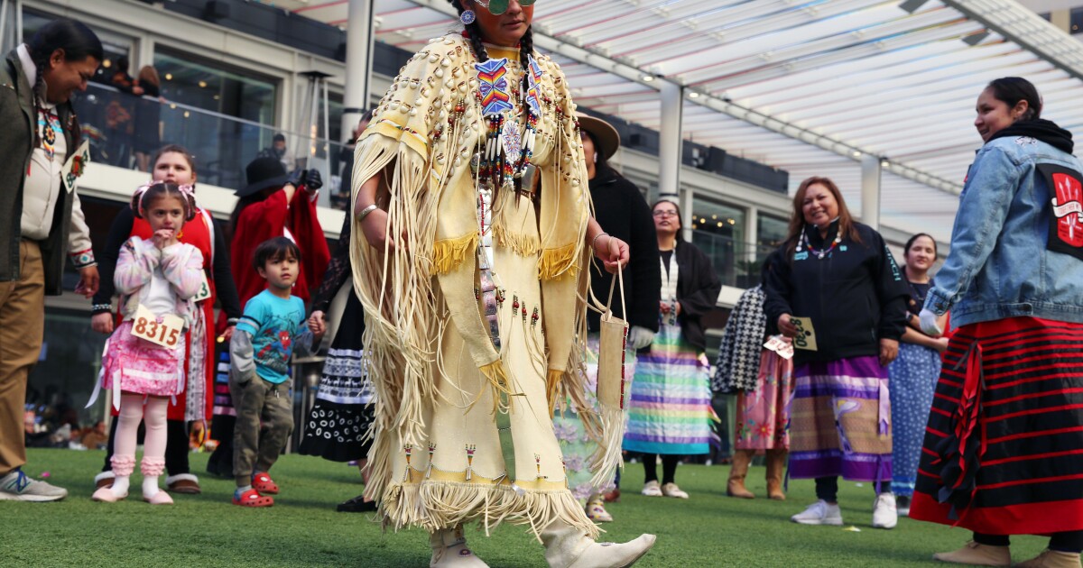 photos:-native-americans-in-north-texas-walk-in-inaugural-fashion-show-–-kera-news