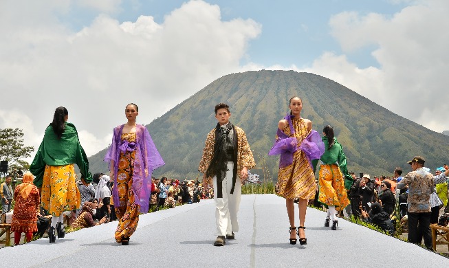 indonesian-fashion-designer-discusses-using-korean-silk-in-his-…-–-코리아넷