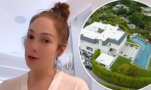 jennifer-lopez-looks-moved-into-$60m-mansion-during-jlo-beauty-clip