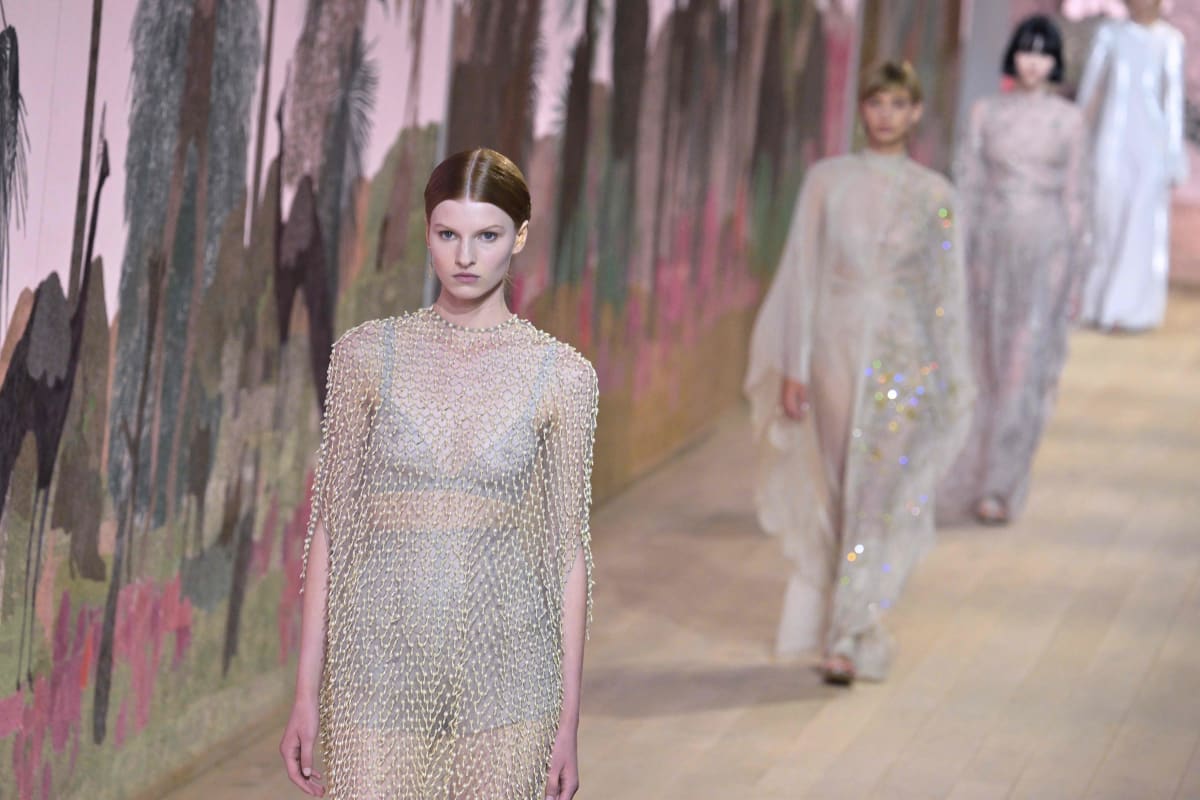 dior-presents-a-neutral-toned,-greek-goddess-inspired-couture-collection